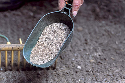 Applying fertiliser before planting. Credit:Tim Sandall/RHS The Garden.